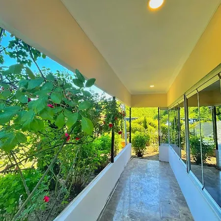 Lustra Garden شقة فندقية *